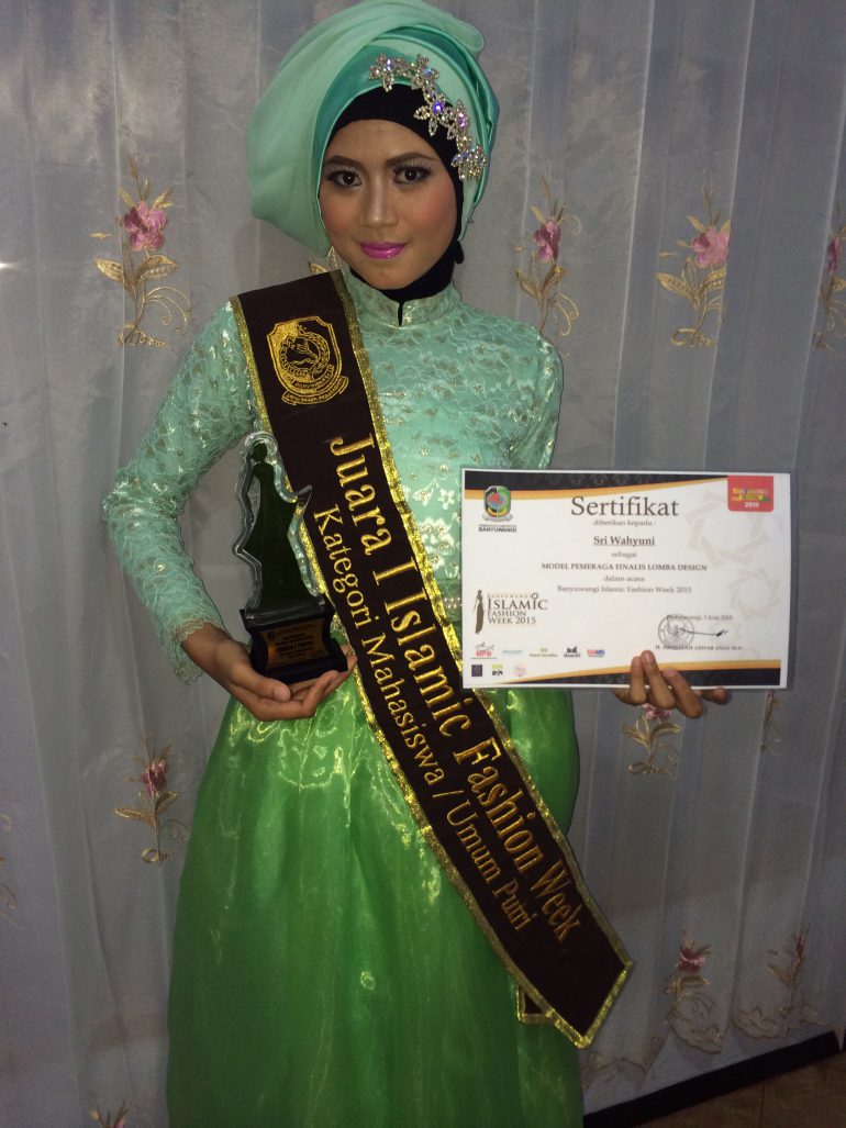 Juara 1 Fashion Week, Stikes Apresiasi Mahasiswinya