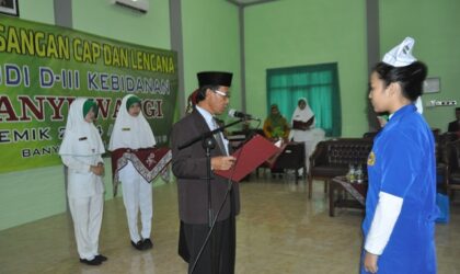 35 Mahasiswi Kebidanan Dilepas Praktek