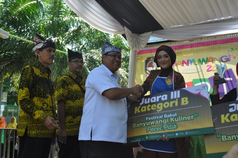 Stikes Juara 3 Festival Bakul Pecel Pitik