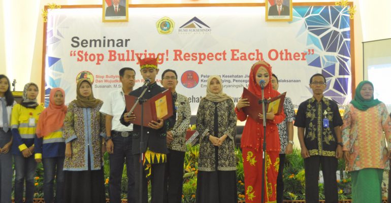 Pelajar dan Mahasiswa se-Kabupaten Banyuwangi Deklarasikan Stop Anti Bullying di Stikes