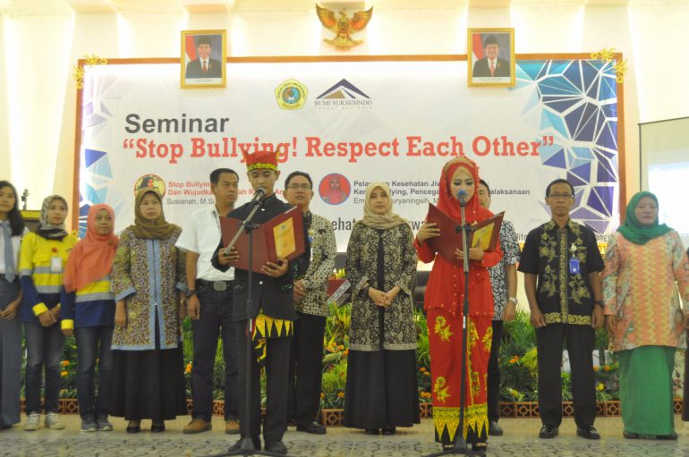 Pelajar dan Mahasiswa se-Kabupaten Banyuwangi Deklarasikan Stop Anti Bullying di Stikes
