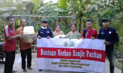 Peduli Banjir dan Longsor di Pacitan, Stikes Banyuwangi Beri Bantuan