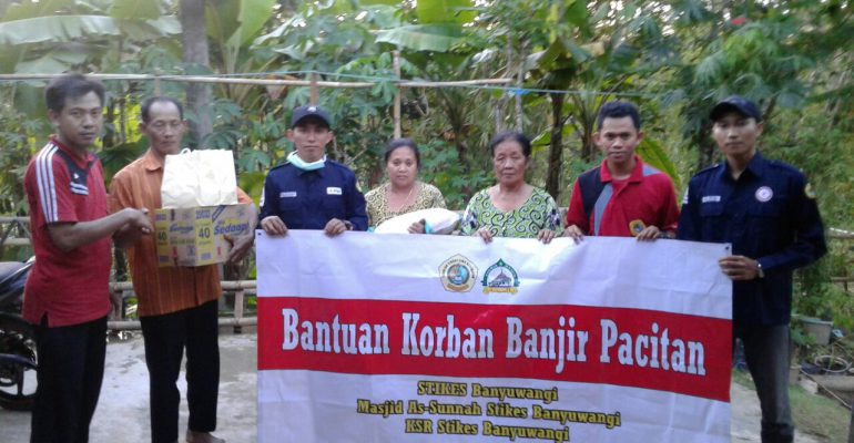Peduli Banjir dan Longsor di Pacitan, Stikes Banyuwangi Beri Bantuan