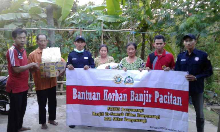 Peduli Banjir dan Longsor di Pacitan, Stikes Banyuwangi Beri Bantuan