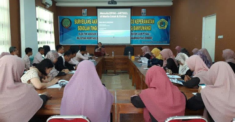 Dosen dan Karyawan Belajar Menulis Opini