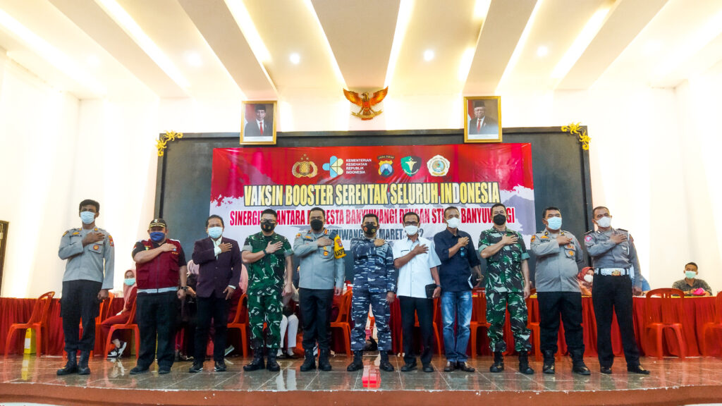 Ketua Stikes Banyuwangi Bersama Kapolresta Banyuwangi Gelar Vaksin Booster