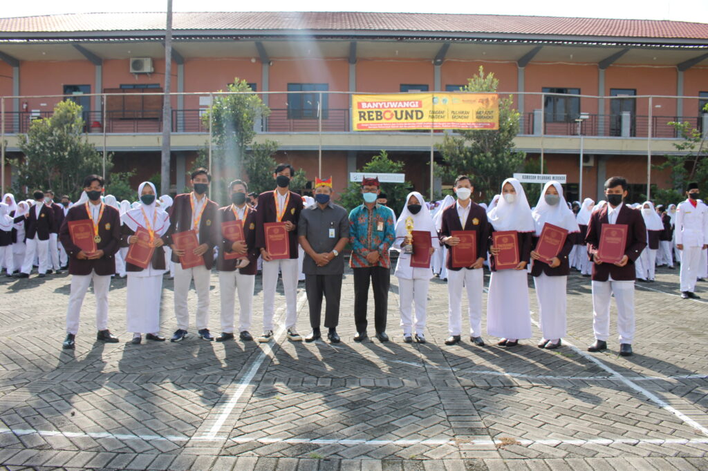 Beasiswa bagi mahasiswa berprestasi dari UKM Pencak Silat dan Tim Vaksinator.