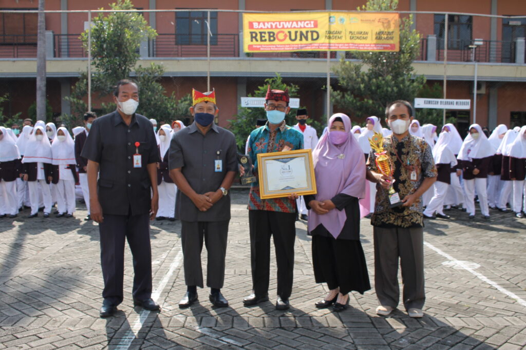 Ketua Stikes Banyuwangi menerima penghargaan Nasional dari 5 Pilar Media Communication