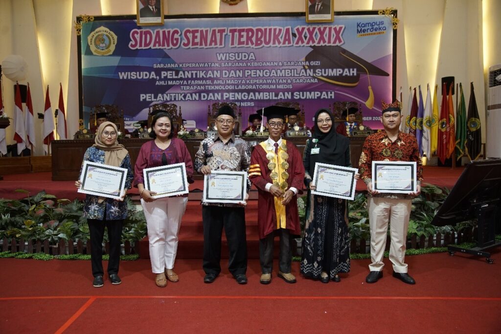 Stikes Banyuwangi memberikan beberapa penghargaan kepada mitra kerjasama