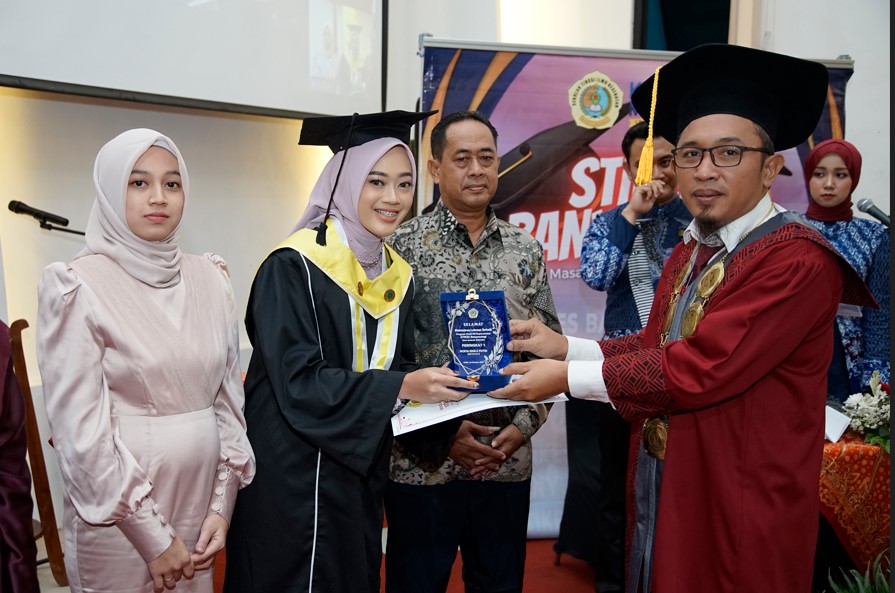 Penyerahan plakat penghargaan kepada mahasiswa berprestasi