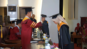 Pemindahan kuncir wisudawan ke XL (40)