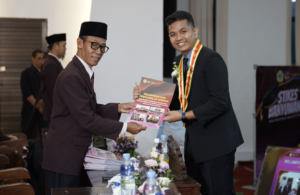Ketua STIKES Banyuwangi memberikan dokumen kelulusan kepada peserta upacara pelantikan