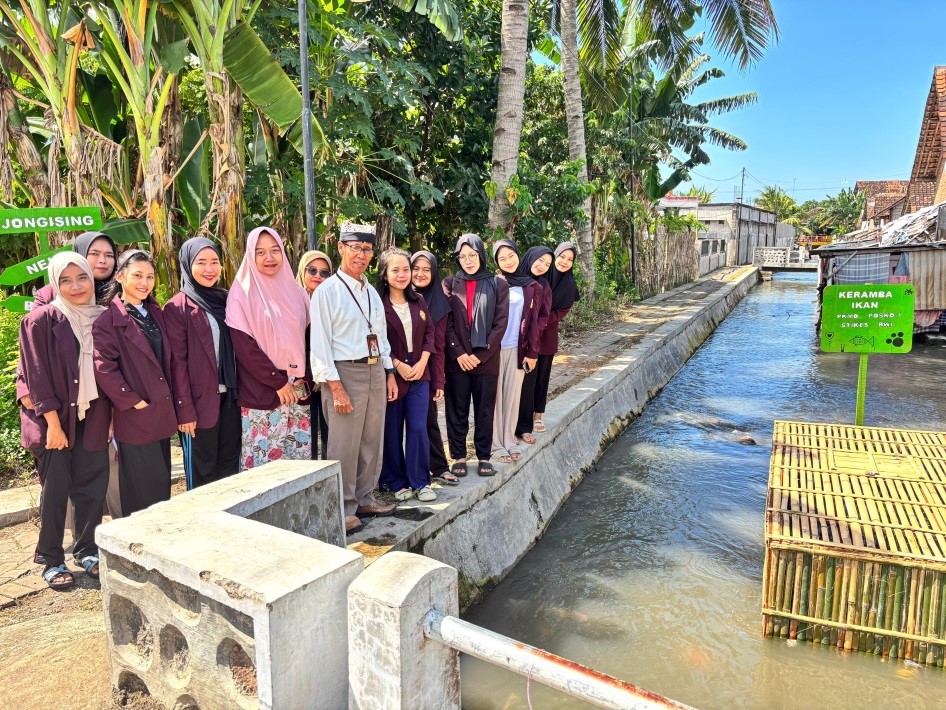 DR. H. Soekardjo meninjau mahasiswa Profesi Ners bersama masyrakat Di Dusun Krajan