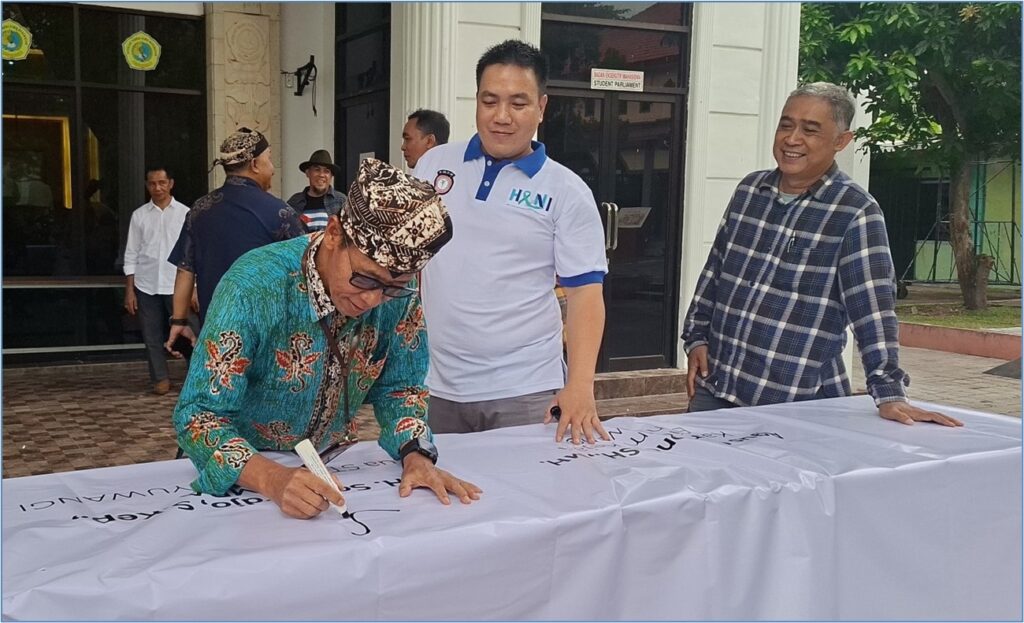 Ketua Stikes Banyuwangi, melakukan penandatangan Aksi Nyata Menuju Banyuwangi Bersinar