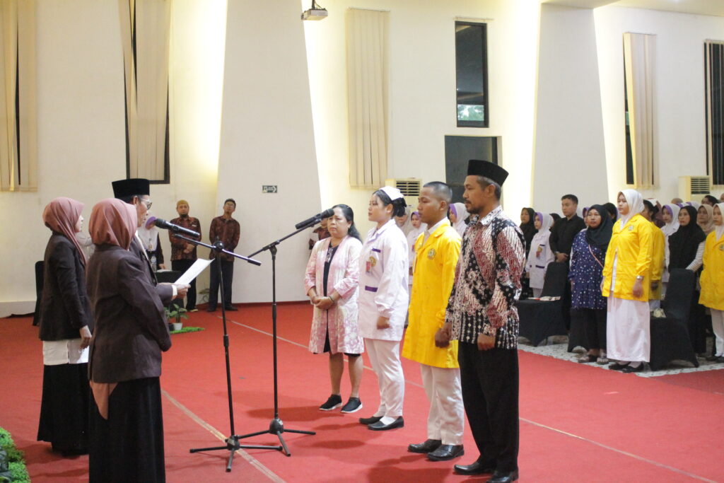 Ketua Stikes Banyuwangi membacakan naskah angkat janji Praktik yang diikuti oleh mahasiswa S1 Kebidanan dan D3 Keperawatan 