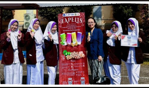 Mahasiswi Kebidanan STIKES Banyuwangi Ciptakan Tapelis, Stick Roll Herbal 3 in 1 untuk Perawatan Ibu Pasca Melahirkan