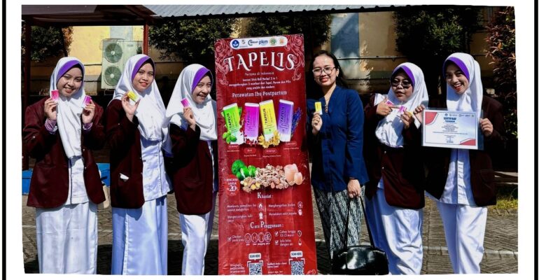Mahasiswi Kebidanan STIKES Banyuwangi Ciptakan Tapelis, Stick Roll Herbal 3 in 1 untuk Perawatan Ibu Pasca Melahirkan