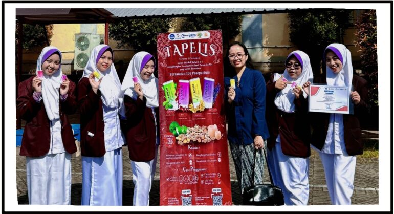 Mahasiswi Kebidanan STIKES Banyuwangi Ciptakan Tapelis, Stick Roll Herbal 3 in 1 untuk Perawatan Ibu Pasca Melahirkan