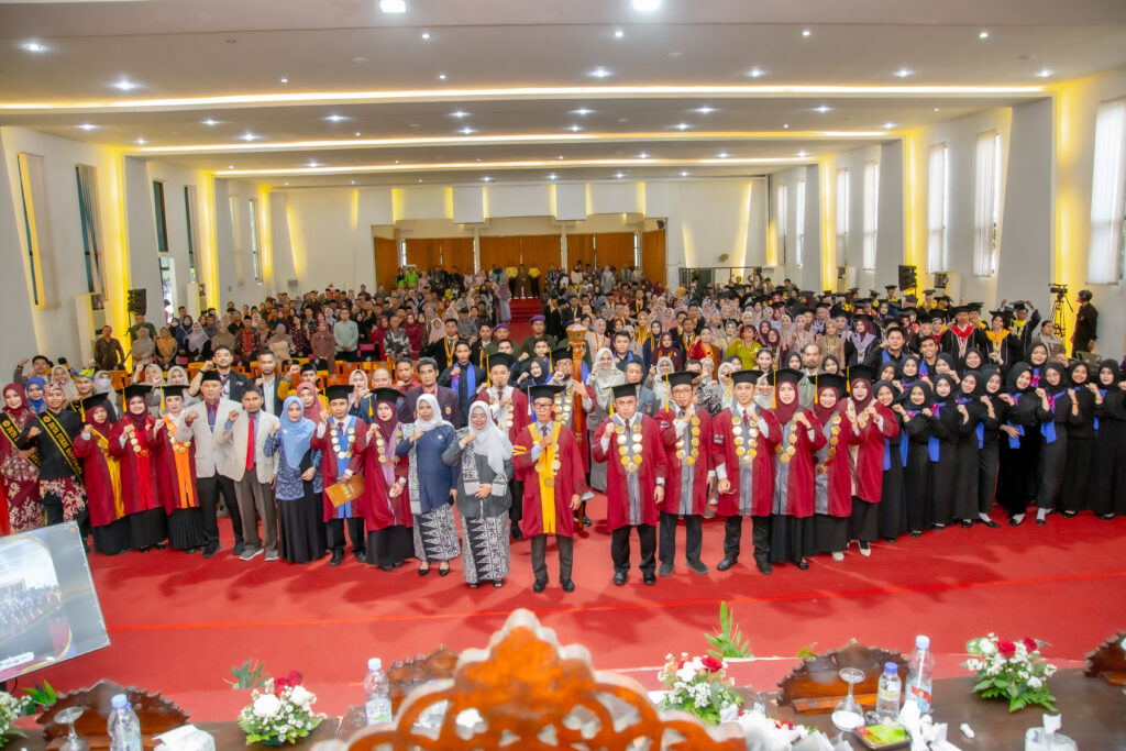 Foto Bersama Senat, Undangan, Peserta Wisudawan dan Orangtua/Wali pada Sidang Senat Terbuka XLI, di Auditorium GBK, Rabu (15/10)