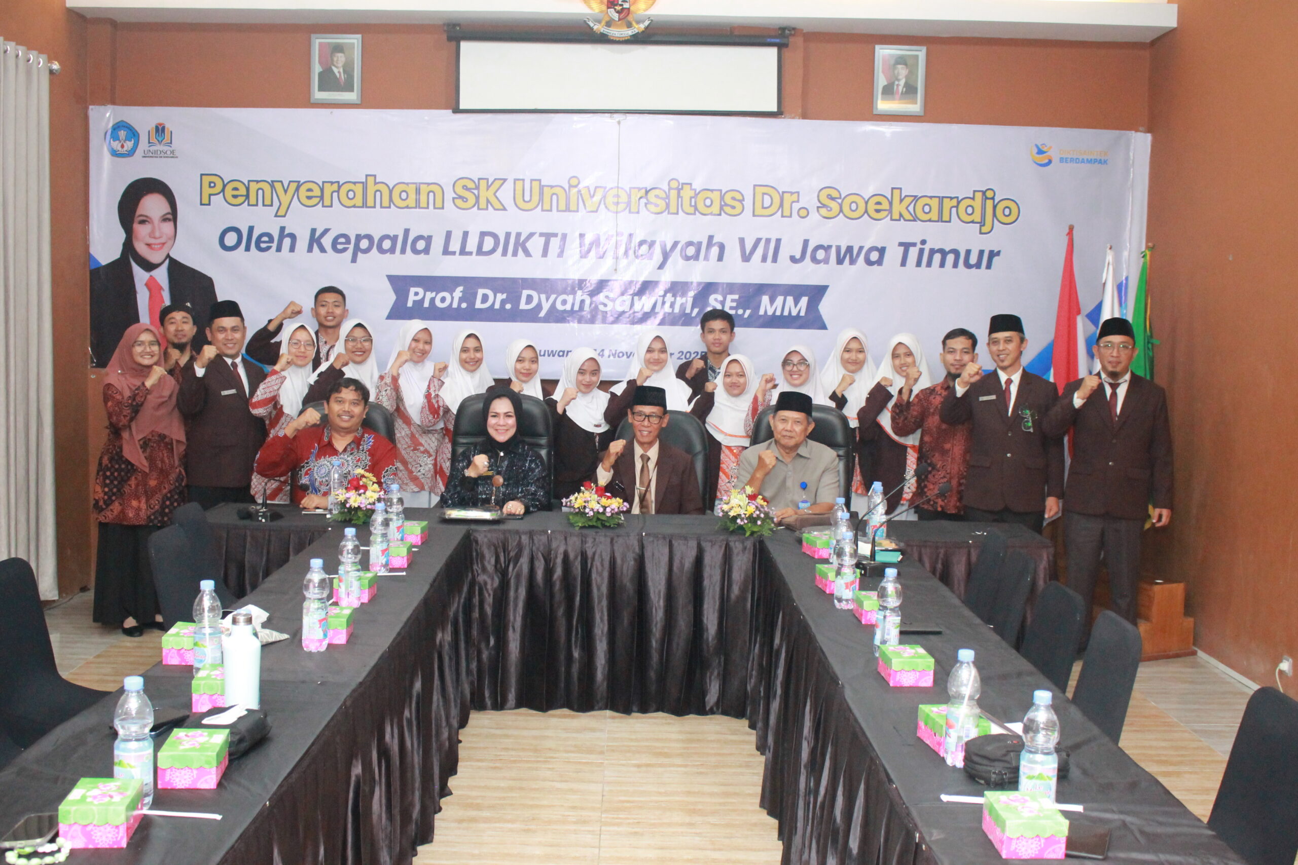 Foto Bersama Tim PKM Lolos PIMNAS Bersama Kepala LLDIKTI Wilayah VII