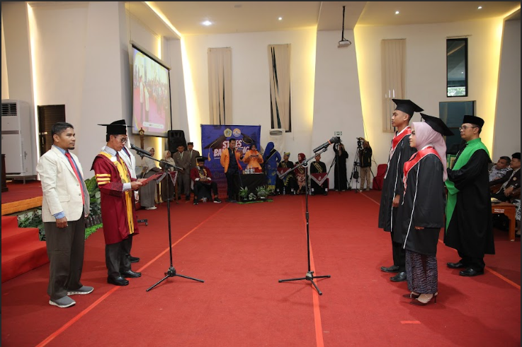 Pengambilan Sumpah Janji Wisudawan oleh Ketua Stikes Banyuwangi disaksikan oleh Organisasi Profesi Jawa Timur dan Banyuwangi