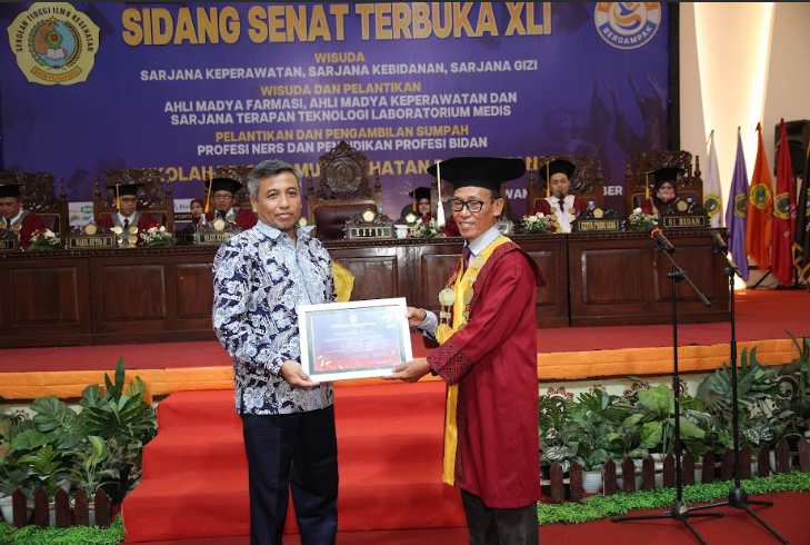 Penghargaan Stikes Banyuwangi untuk Prof. Dr. Yoyok Bekti, S.Kep., M.Kep., Sp.Kom, Guru Besar Keperawatan UMM yang telah memberikan Orasi Ilmiah