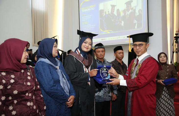 Penyerahan penghargaan kepada mahasiswa berprestasi, baik bidang akademik ataupun non akademik